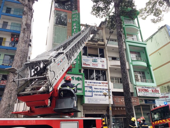Cảnh sát dùng xe thang cứu 2 nạn nhân tại vụ cháy trên đường Trần Hưng Đạo (phường 2, quận 5) trưa 11-11