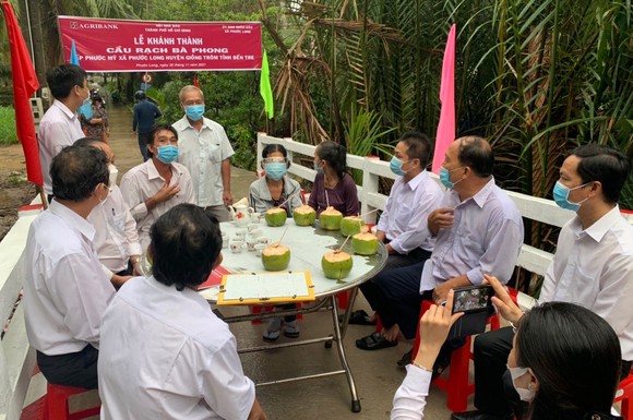 Ngân hàng Agribank và Hội Nhà báo TPHCM khánh thành cầu nông thôn mới ở Bến Tre ảnh 1