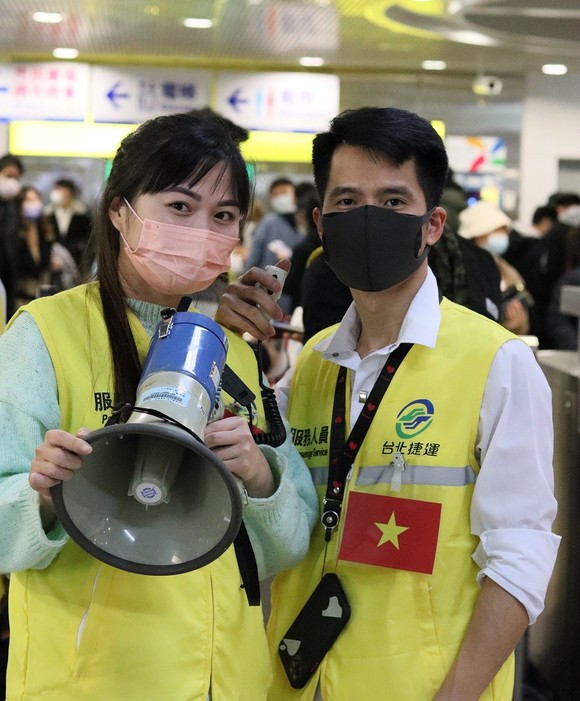 Tình nguyện viên Việt Nam tích cực hỗ trợ hoạt động bắn pháo hoa mừng năm mới tại Đài Loan ảnh 2