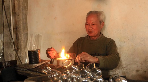 Ông Gừng đã có hơn 40 năm gắn bó với nghề thổi thủy tinh