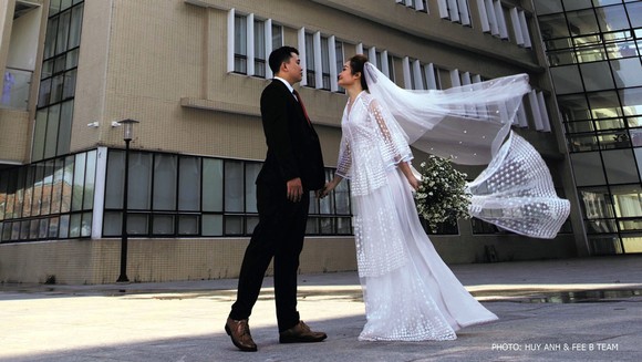 Ảnh cưới của Điều dưỡng Hà Thị Kim Phúc và chồng là Thiếu úy, Điều dưỡng Hoàng Văn Huy chụp trong khuôn viên BV Quân y 175