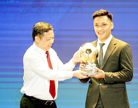 Gala trao giải Quả bóng vàng Việt Nam năm 2021: Đêm của những người chiến thắng ảnh 2