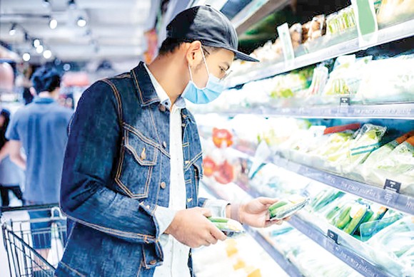 Người tiêu dùng Thái Lan chọn thực phẩm tại siêu thị
