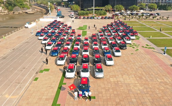 Kỷ lục Việt Nam: 100 ô tô điện VF e34 chinh phục địa đầu Tổ quốc ảnh 1