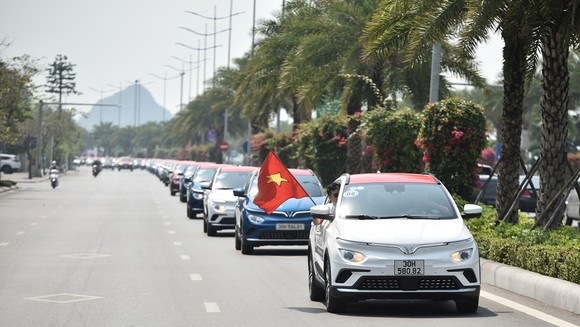 Kỷ lục Việt Nam: 100 ô tô điện VF e34 chinh phục địa đầu Tổ quốc ảnh 3