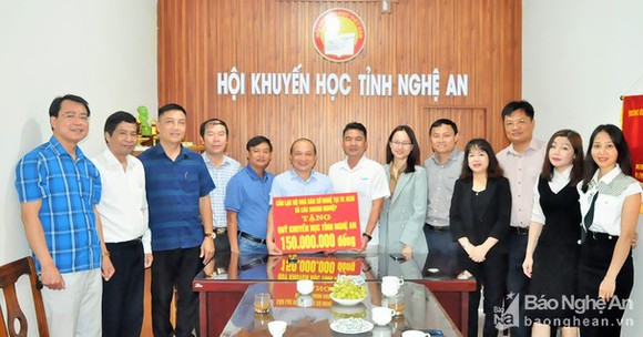 Hội Khuyến học tỉnh Nghệ An tiếp nhận máy tính và 150 triệu đồng học bổng ảnh 1