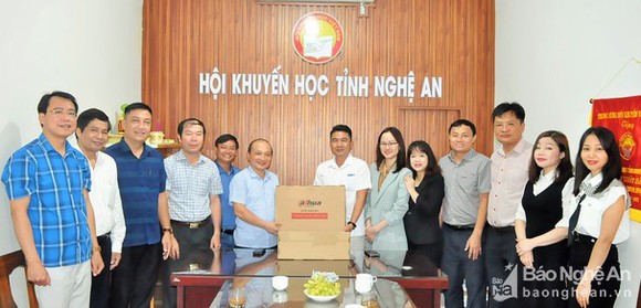 Hội Khuyến học tỉnh Nghệ An tiếp nhận máy tính và 150 triệu đồng học bổng ảnh 2