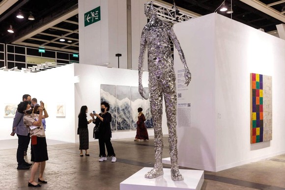 Một gian trưng bày các tác phẩm nghệ thuật tại Art Basel Hong Kong 2022