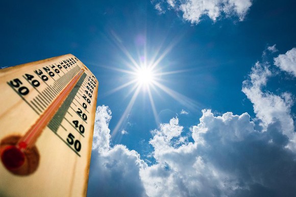 Nắng nóng có thể gây tình trạng mất nước, kiệt sức, đột quỵ ảnh 1