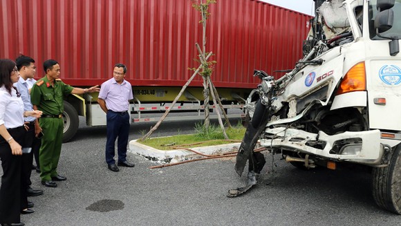 Xe tải do tài xế Đỗ Tiến Điệp cầm lái bị hư sau tai nạn