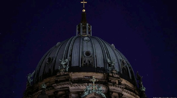 Nhà thờ Berlin tắt đèn chiếu sáng để tiết kiệm điện