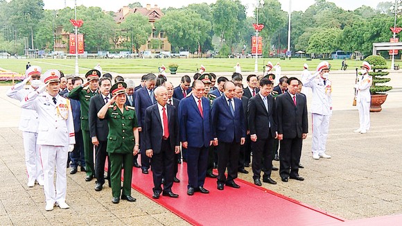 Dâng hương tưởng niệm Chủ tịch Hồ Chí Minh ảnh 1