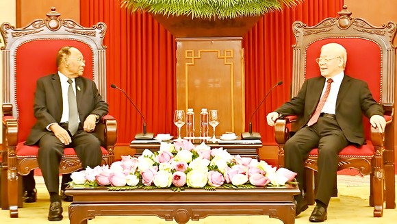 Tổng Bí thư Nguyễn Phú Trọng tiếp Chủ tịch danh dự Đảng Nhân dân Campuchia (CPP), Chủ tịch Quốc hội Vương quốc Campuchia Samdech Heng Samrin. Ảnh: VIẾT CHUNG