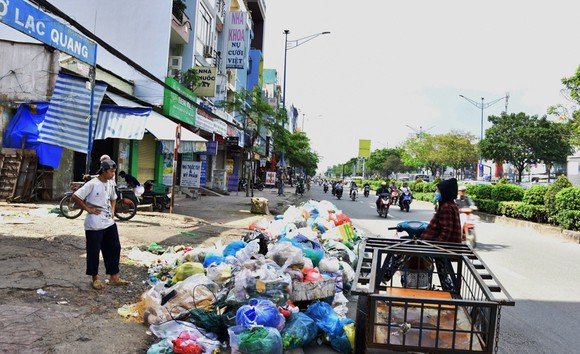 Rác thải làm bẩn môi trường sống ảnh 1