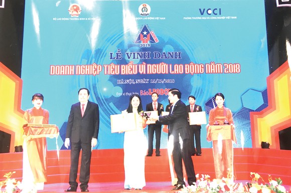 Công ty Yến sào Khánh Hòa và Công ty Cổ phần Nước giải khát Yến sào Khánh Hòa vinh dự nằm trong Tốp 60 Doanh nghiệp tiêu biểu vì người lao động năm 2018 ảnh 1