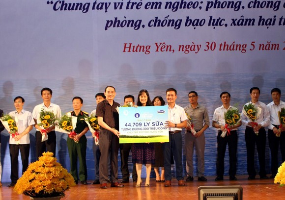 Bà Nguyễn Thị Minh Tâm, Giám đốc Chi nhánh Vinamilk Hà Nội đại diện công ty trao bảng tượng trưng 44.709 ly sữa cho đại diện tỉnh Hưng Yên  