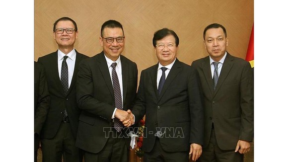Ngày 24-10, Phó Thủ tướng Trịnh Đình Dũng tiếp ông Roongrote Rangsiopash, Chủ tịch kiêm Tổng Giám đốc Tập đoàn SCG của Thái Lan đang có chuyến thăm và làm việc tại Việt Nam. Ảnh: TTXVN