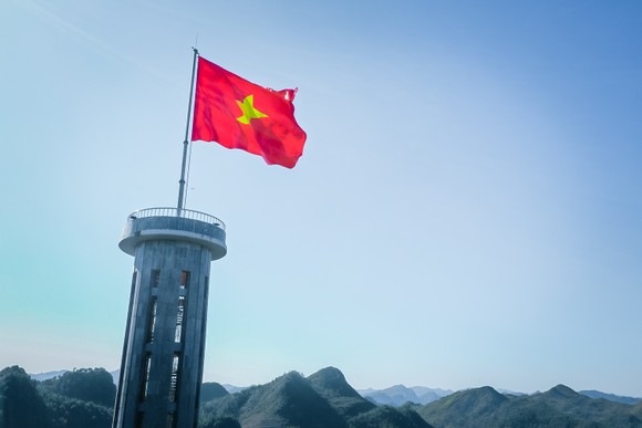 Tự hào lá cờ Việt Nam trên hành trình chinh phục miền biên ải ảnh 2