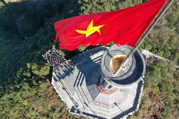 Tự hào lá cờ Việt Nam trên hành trình chinh phục miền biên ải ảnh 3
