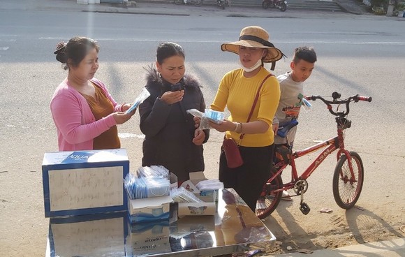Cô giáo ở Quảng Ngãi phát khẩu trang y tế miễn phí cho người đi đường