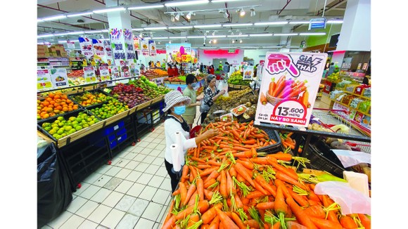 Thị trường hàng hóa tại TPHCM: Trái với tin đồn, hàng đầy ắp siêu thị ảnh 2