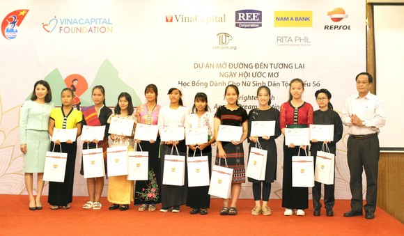 'Triệu lá cờ - Triệu niềm tin' - Nam A Bank chung tay bảo vệ biển đảo Việt Nam ảnh 2
