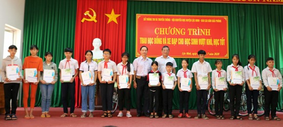 Trao học bổng và xe đạp cho học sinh nghèo tỉnh Bình Phước ảnh 1