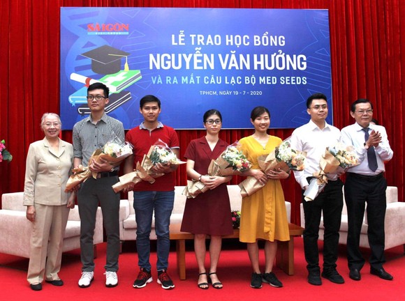 Trao 56 suất học bổng Nguyễn Văn Hưởng cho sinh viên ngành y ảnh 1