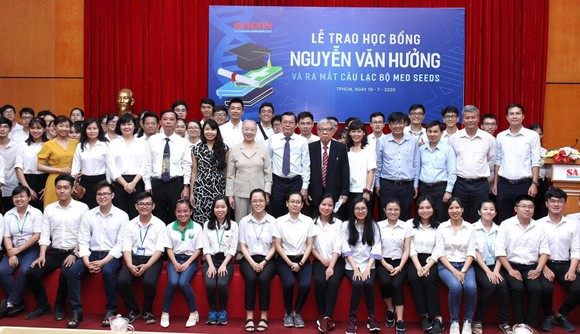 Trao 56 suất học bổng Nguyễn Văn Hưởng cho sinh viên ngành y ảnh 10