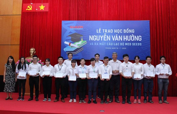 Trao 56 suất học bổng Nguyễn Văn Hưởng cho sinh viên ngành y ảnh 5