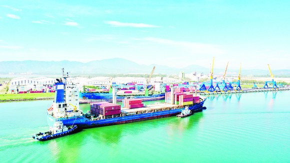 Tàu Zim cập cảng Chu Lai, chuẩn bị nhận hàng xe Kia Soluto xuất khẩu sang Myanmar 