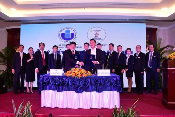 Lễ ký kết thỏa thuận hợp tác toàn diện giữa khách sạn Rex Sài Gòn và Trường Đại học Quốc tế - Đại học Quốc gia TPHCM