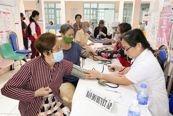 Tặng quà, khám bệnh cho hơn 300 hộ dân ở huyện Bình Chánh ảnh 3