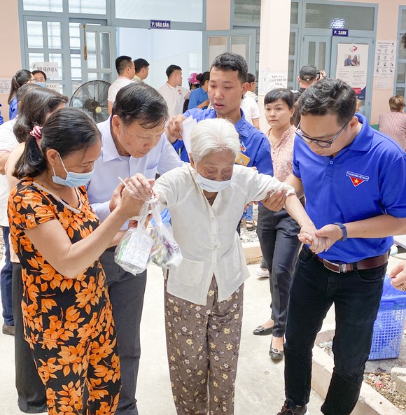 Tặng quà, khám bệnh cho hơn 300 hộ dân ở huyện Bình Chánh ảnh 2
