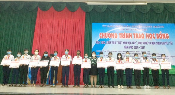 Bà Nguyễn Thu Thủy (Phó giám đốc Đối ngoại) đại diện Công ty CPHH Vedan Việt Nam,  trao học bổng cho các em