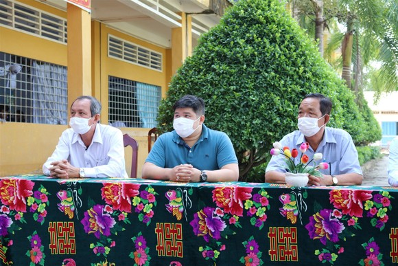 Công ty TNHH MTV Xổ số kiến thiết Đồng Tháp trao học bổng “Thắp sáng ước mơ” tại huyện Tam Nông ảnh 1