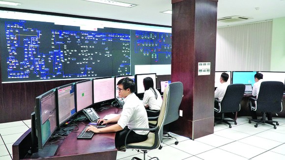 Nhân viên trực 24/24 để theo dõi tình hình vận hành toàn bộ hệ thống điện của EVN SPC tại trung tâm điều hành SDACA