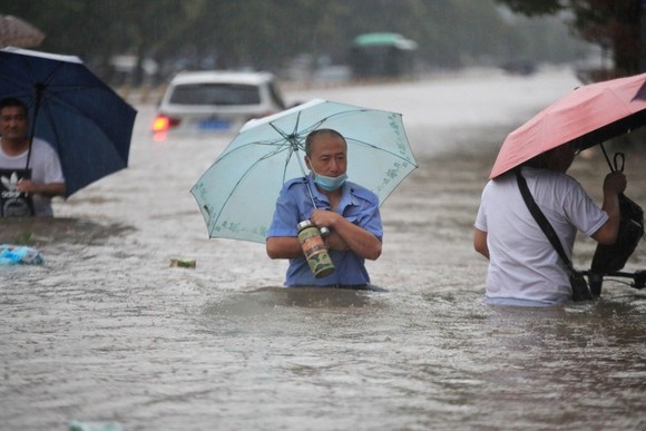 Mưa lớn gây ra lũ lụt kỷ lục ở thành phố Trịnh Châu, tỉnh Hà Nam. Ảnh: REUTERS