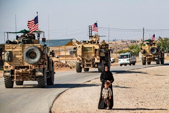 Một đoàn xe bọc thép của Hoa Kỳ tuần tra thị trấn Qahtaniyah ở phía đông bắc Syria giáp với Thổ Nhĩ Kỳ, ngày 31-10-2019. Ảnh: foreignpolicy.com