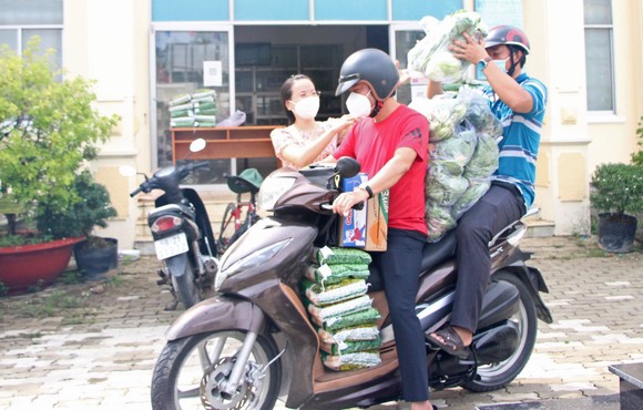 Khi cán bộ thành… shipper ảnh 1