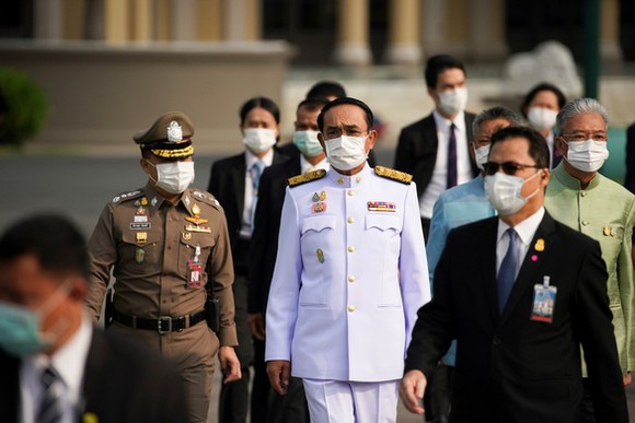 Thủ tướng Thái Lan Prayuth Chan-ocha (giữa) cùng các bộ trưởng trong nội các. Ảnh: REUTERS