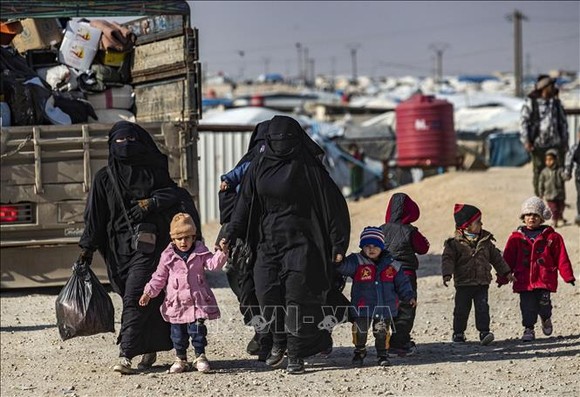 Phụ nữ và trẻ em Syria tại trại tị nạn al-Hol ở tỉnh Hasakeh, miền Đông Bắc Syria. Ảnh: TTXVN