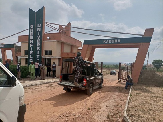 Lực lượng an ninh làm việc tại một trường học ở bang Kuduna. Ảnh: REUTERS