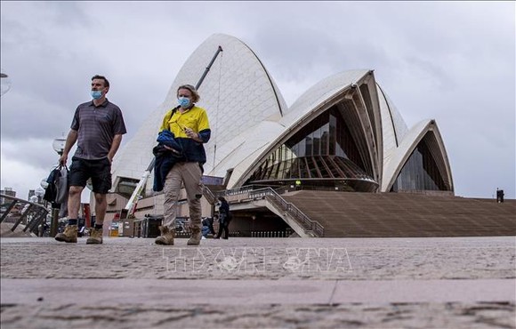 Người dân đeo khẩu trang phòng dịch Covid-19 tại Sydney, Australia. Ảnh: TTXVN