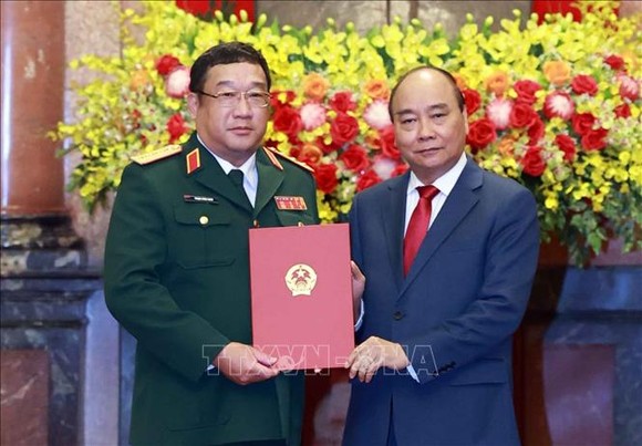 Chủ tịch nước Nguyễn Xuân Phúc trao Quyết định thăng quân hàm Thượng tướng cho Thứ trưởng Bộ Quốc phòng Phạm Hoài Nam. Ảnh: TTXVN