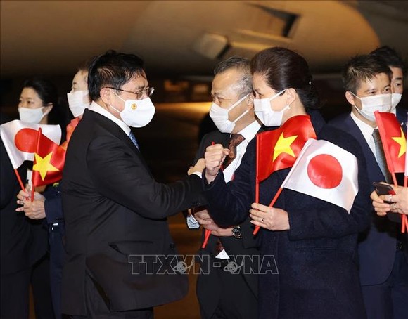 Cán bộ, nhân viên Đại sứ quán Việt Nam tại Nhật Bản đón Thủ tướng Phạm Minh Chính tại Sân bay quốc tế Haneda. Ảnh: TTXVN