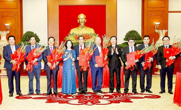 Trao quyết định nghỉ chế độ cho 28 Ủy viên Trung ương Đảng khóa XII không tái cử ảnh 1