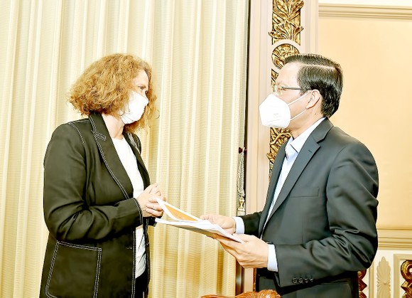 Chủ tịch UBND TPHCM Phan Văn Mãi tiếp bà Carolyn Turk, Giám đốc Quốc gia Ngân hàng Thế giới (WB) tại Việt Nam. Ảnh: VIỆT DŨNG
