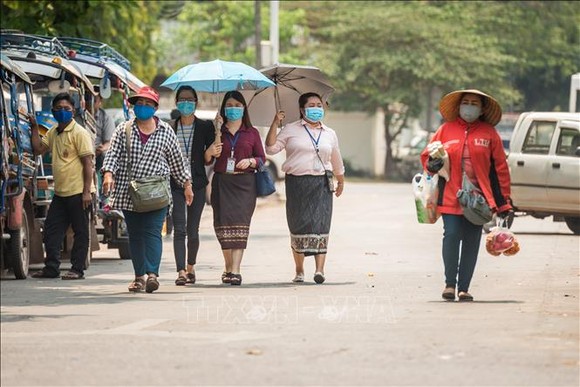 Người dân đeo khẩu trang nhằm ngăn chặn sự lây lan của dịch Covid-19 tại Viêng Chăn, Lào ngày 23-3-2020. Ảnh minh họa: TTXVN