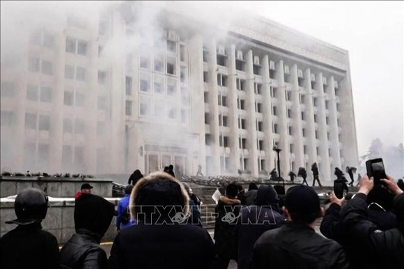 Người biểu tình quá khích tấn công tòa thị chính thành phố Almaty, Kazakhstan ngày 5-1-2022. Ảnh: TTXVN